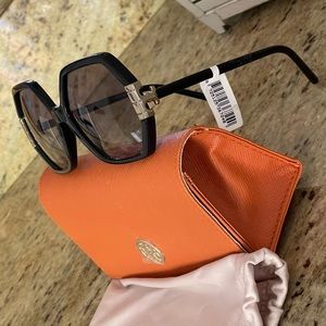 Nee tory Burch 🖤 black sunglasses